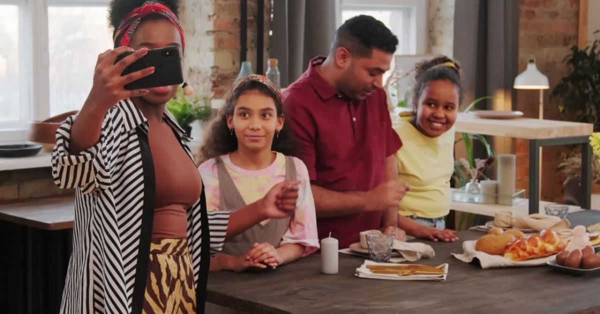 Co-parents creating a joyful holiday parenting plan together